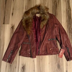 Elegant Leather Jacket with Faux Fur Collar